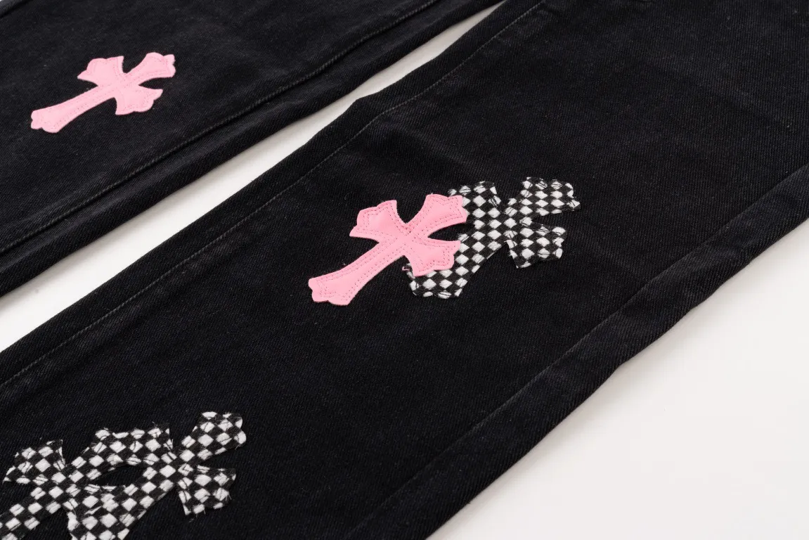 P230 running volume Chrome Hearts cherry blossom pink checkerboard cross patchwork leather jeans, original 5W+ It is known that chromehearts jeans will use vintage Levis jeans as the base plate for creation. They usually add their own unique silver buckles and silver ornaments, plus patchwork leather embellishments. This is the reason why the value of these vintage jeans doubles, because the base plate is Vintage jeans, jeans themselves have become very soft and comfortable after years of baptism, which can be distinguished from ordinary jeans. You should also refer to the pants data for size. Style number: 1808# Color: black pants cherry blossom pink Size: 28 30 32 34 28 Waist 86 Hips 100 Pants length 102 30 Waist 90 Hips 104 Pants length 104 32 Waist 94 Hips 108, pants length 106 34, waist 98, hips 112, pants length 110